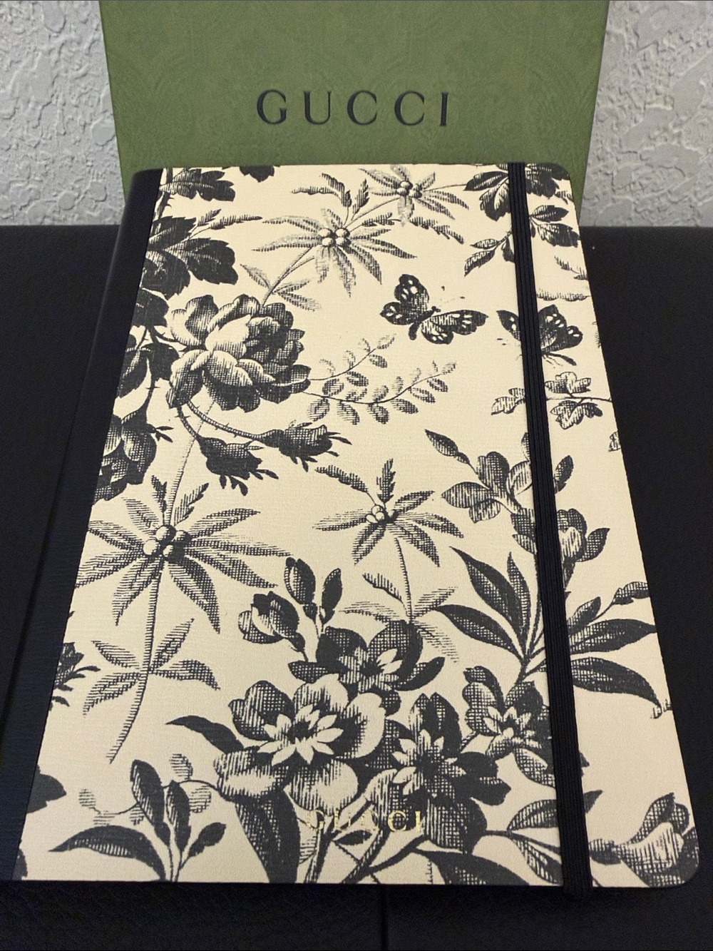 🔥🔥🔥Authentic Gucci Black & Cream Floral Elastic Notebook